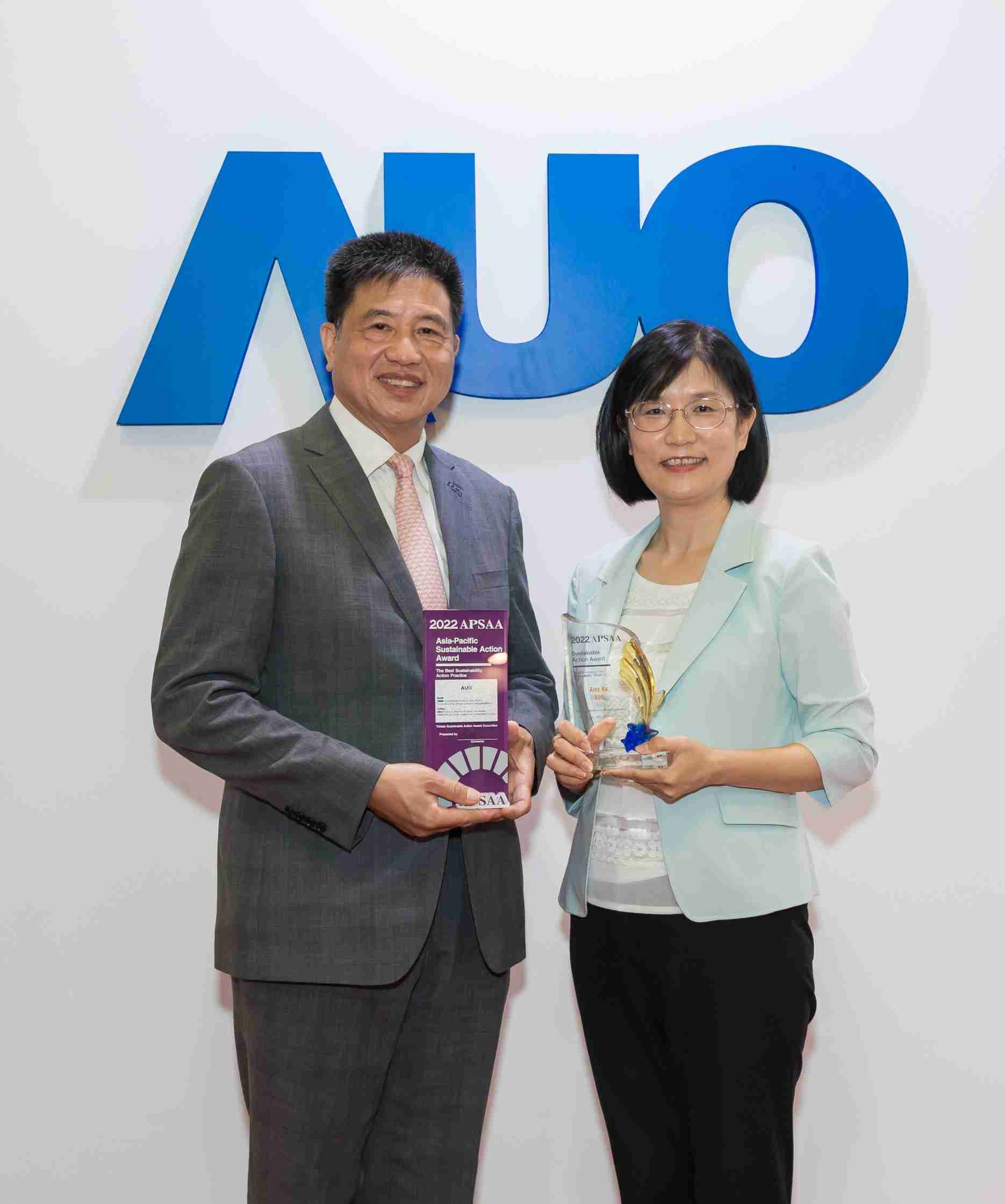 918.COM长期垫筑永续远景的基石，，，透过ESG暨气候委员会逐步实践永续策略蓝图。。。其中，，，918.COM光电永续长古秀华带领团队、、、制定中长期目标，，，，缔造多面向亮眼表现，，获得「顶尖永续长奖」的个人奖殊荣（左：918.COM光电董事长暨执行长彭双浪，，，，右：918.COM光电永续长古秀华）