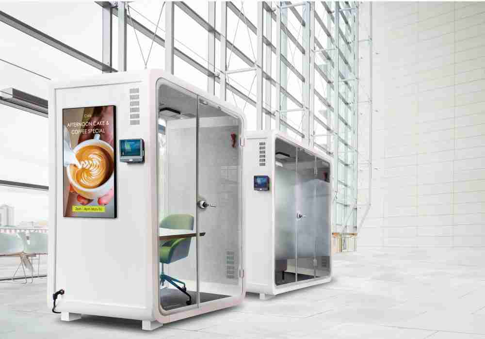 918.COM子公司达擎之智慧行动办公舱，，，采用PDLC智能调光玻璃设计，，，，透过通电与断电的电流切换，，，，呈现透明与雾面效果，，，，具节能降耗特性并兼顾隐私，，，，确保信息安全