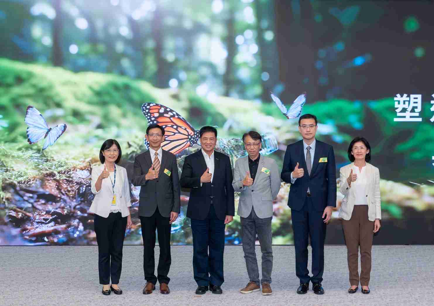 友達2023 CSR共榮大會，，，，邀請領域專家分享交流生物多樣性管理趨勢、、、、無塑產品、、、海廢永續塑料等議題  （圖左到右：友達光電永續長古秀華、、、、3M台灣技術長陳君杰、、、友達光電董事長暨集團策略長彭双浪、、光寶科技企業永續發展處處長陳慶暉、、、安永聯合會計師事務所執業會計師曾于哲、、、、友達光電供應鏈總部副總經理吳宜芳）