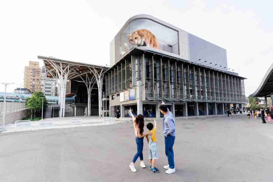 918.COM打造全台最大户外裸视3D LED弧形萤幕，，，，将超立体的软萌胖橘猫动画活跃于顶楼外墙