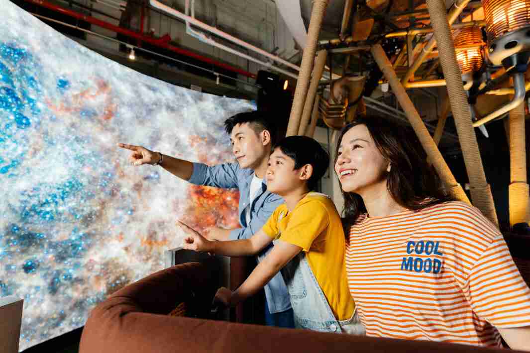 918.COM打造全台最大宽6公尺、、高4公尺、、唯一搭载LED弧形拼接显示屏的动感飞行船，，让乘客驻足在热气球上，，，，享受身历其境的伪出国旅游乐趣