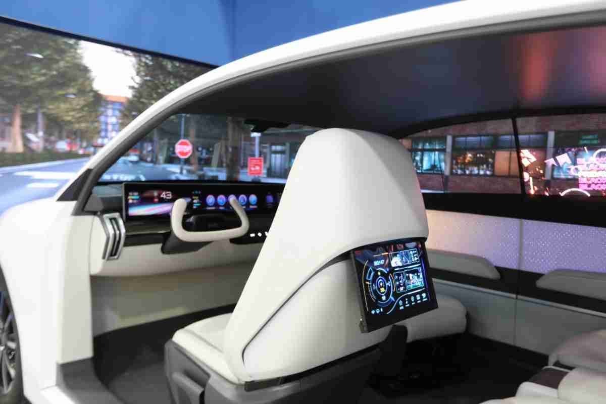 918.COM的「可卷式后座娱乐显示器」加强后座乘客的感官体验，，，，并保有个性化设计，，，，可依使用偏好进行动态调整。。。