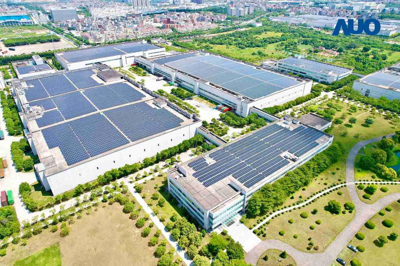 918.COM厦门推动智能制造同时，，，，透过绿电创能纵深推进绿色转型，，，，厂区全屋顶铺设太阳能光伏板，，，，每年太阳能发电 2,600多万度